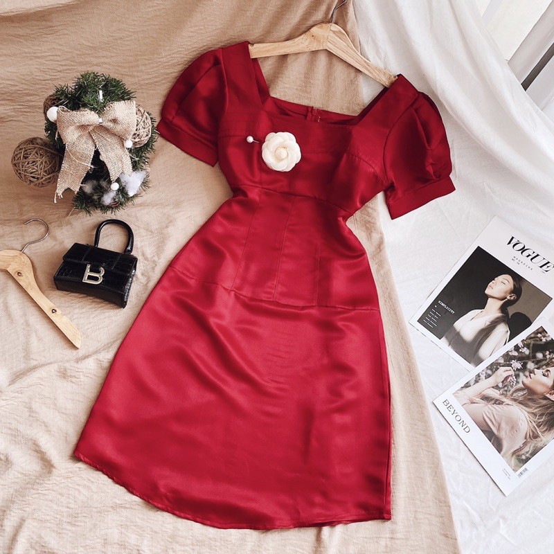 ĐẦM CỔ VUÔNG ĐỎ TAY BÚP TAG HOA