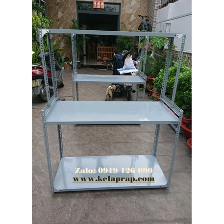 Kệ V lỗ - Mã số: V30.12 . Gồm 4 tầng mâm MÀU XÁM. Đầy đủ ốc - ke - đế lót - thép V3x3 dày 1.5ly