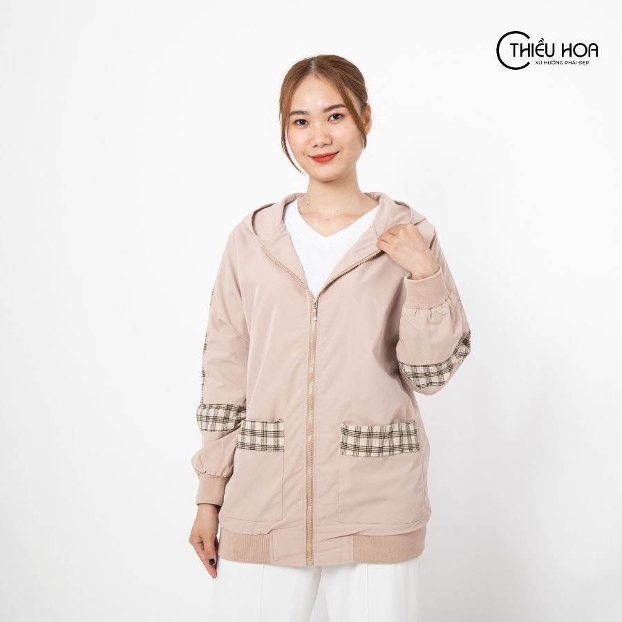 Áo khoác trung niên nữ có túi, họa tiết Caro dọc tay năng động, chất vải Kaki Thương hiệu Thiều Hoa AK1P0304