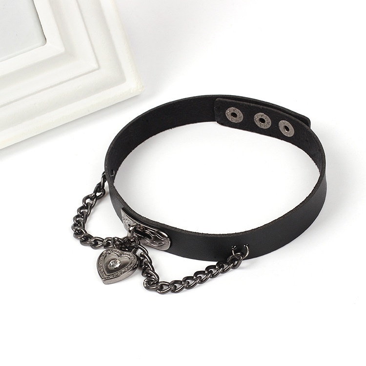 1 Vòng Cổ Choker Mặt Trái Tim Bằng Kim Loại Sáng Tạo Cho Nữ