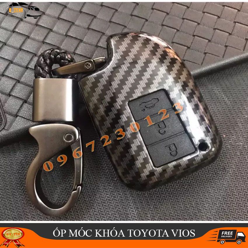 Ốp nhựa carbon lót silicon bảo vệ chìa khóa xe Toyota Vios, Yaris 2019-2020 kèm móc đeo INOX