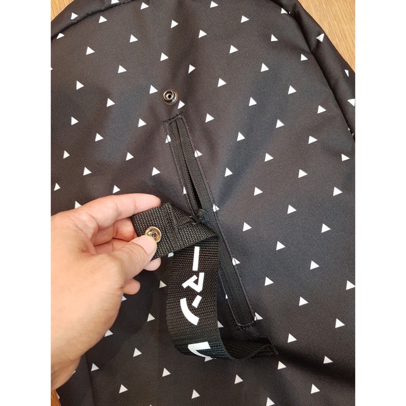 Balo Adidas logo lạ