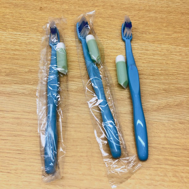 1 cây bàn chải màu xanh dùng 1 lần tiện dụng tặng kèm kem đánh răng mã F32