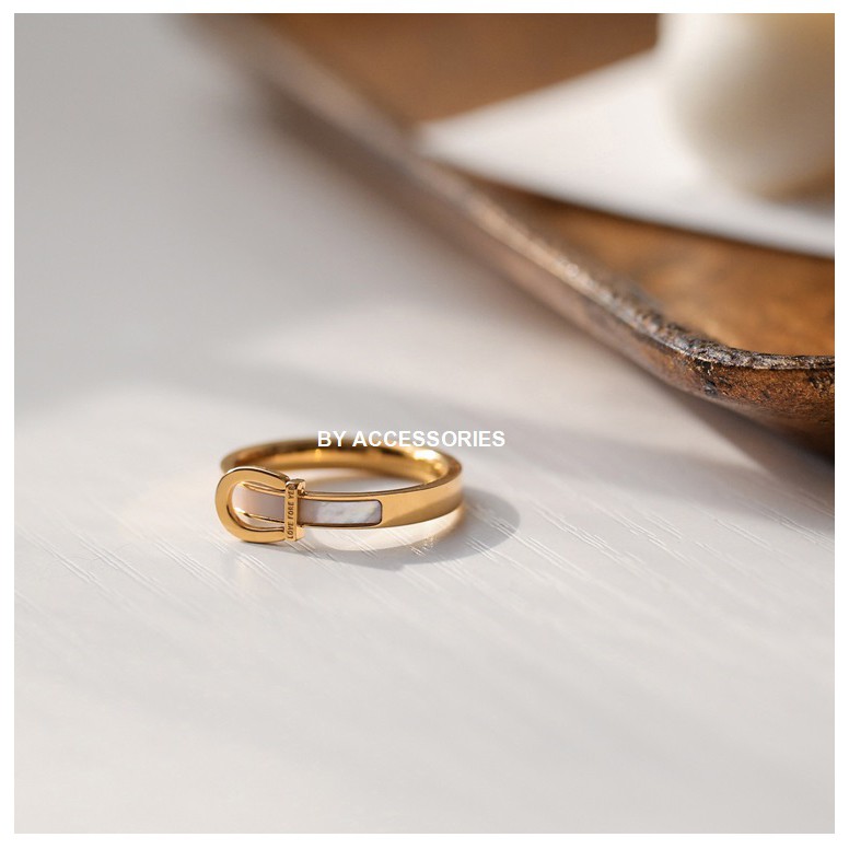 Nhẫn titan dạng khóa dây nịt cẩm xà cừ không gỉ