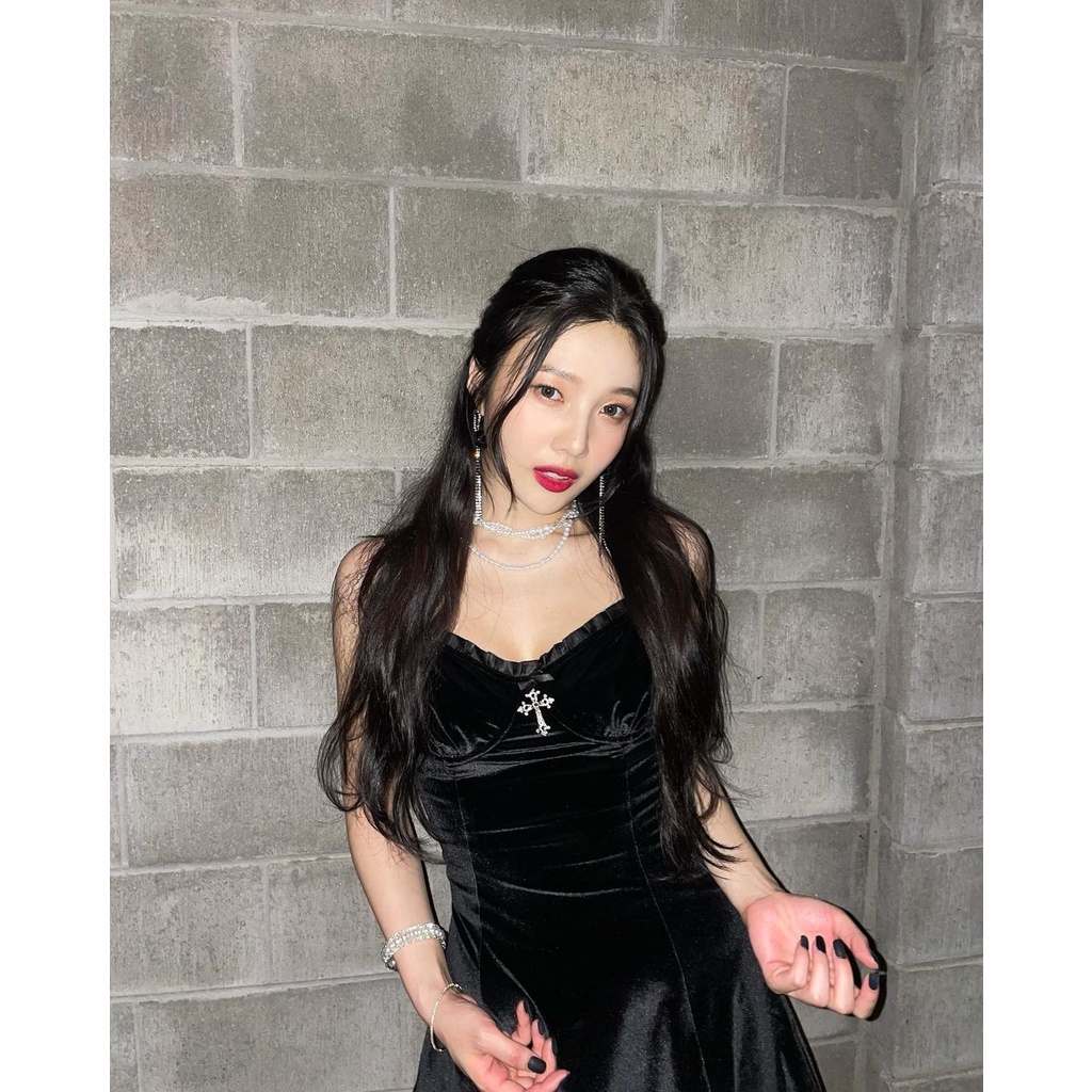 Váy hai dây đen nhung Joy Red Velvet