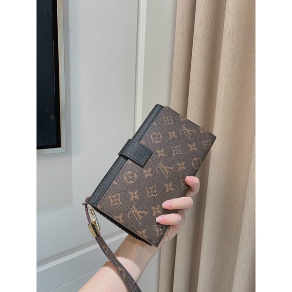 VÍ CLUTCH LV KHOÁ KÉO NHIỀU NGĂN CÓ DÂY ĐEO TAY FULLBOX