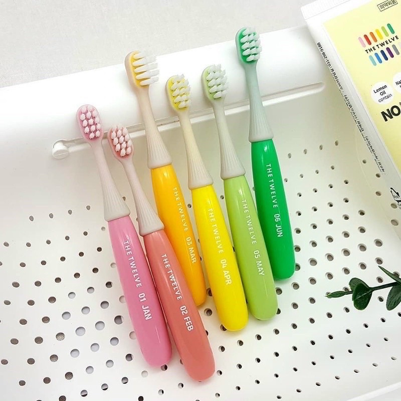 Bàn chải The Twelve Toddler Toothbrush dành cho bé từ 1 đến 8 tuổi (hộp 12pcs)