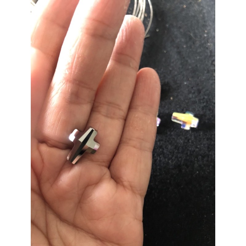 Thánh Giá Pha Lê Áo Xỏ Ngang