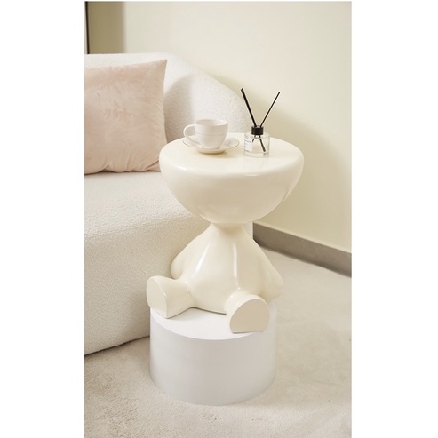 Bàn cafe mini hình động vật đặt cạnh sofa phong cách Bắc Âu