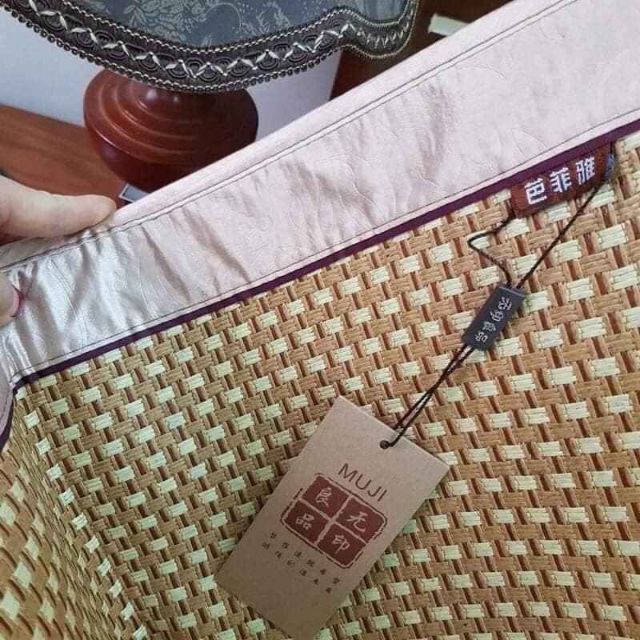 Chiếu mây MUJI điều hòa ( mặt sau là lụa có kèm 2 vỏ gối)