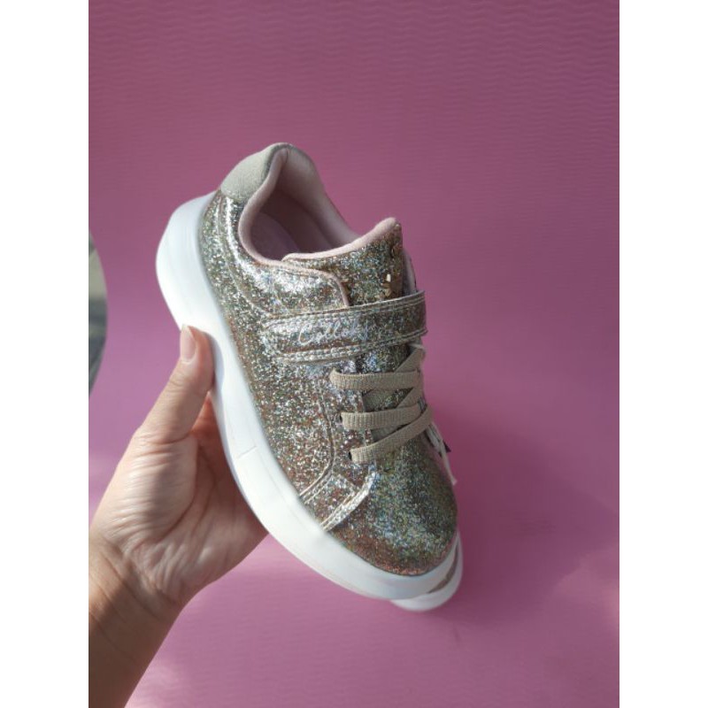 Giày xuất cho bé