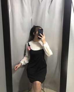 Đầm đen ngực cài hoa tay dài