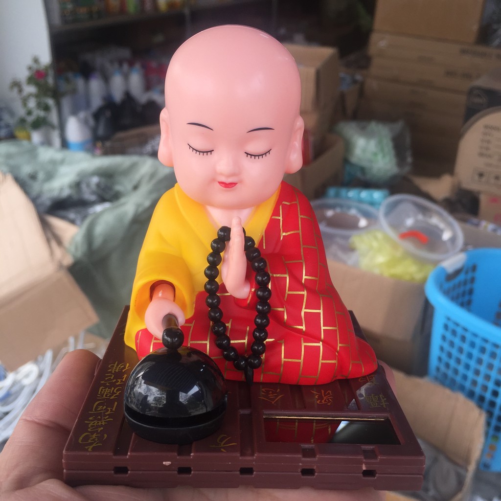 TƯỢNG CHÚ TIỂU GẬT ĐẦU TRANG TRÍ XE Ô TÔ SỬ DỤNG NĂNG LƯỢNG MẶT TRỜI GÕ MÕ TỤNG KINH CAO 11CM LOẠI LỚN NHẤT | BigBuy360 - bigbuy360.vn