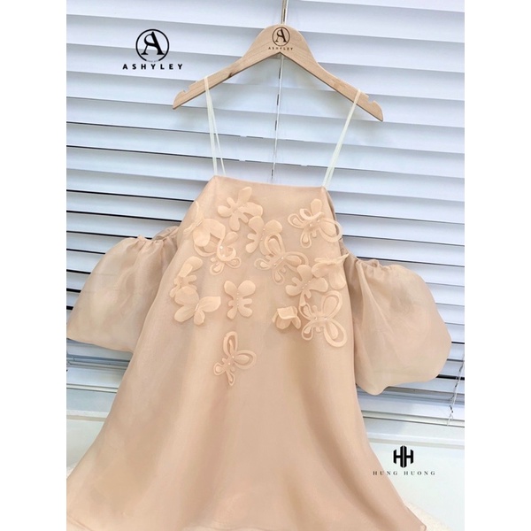 Váy thiết kế trễ vai kết hoa