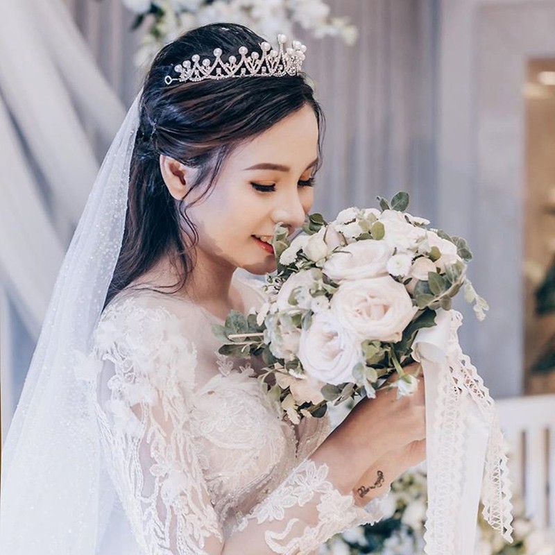 Vương miện đính đá và ngọc trai cho cô dâu