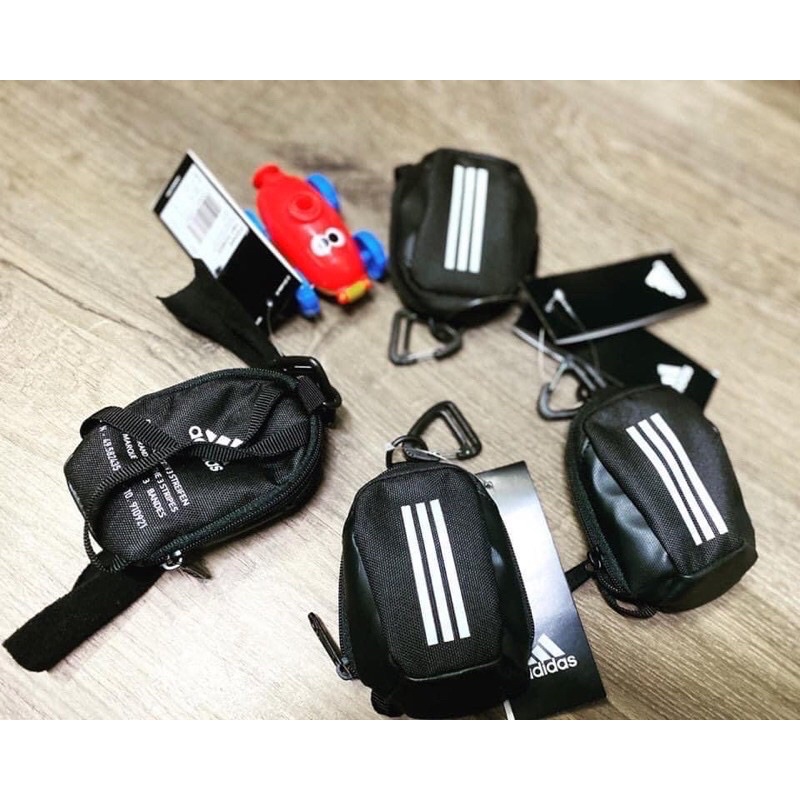 Móc chìa khóa đen Adi.das túi trống thể thao mini Tiny Bag FQ2449