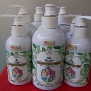 Dầu gội dược liệu sạch với tinh dầu hữu cơ tự nhiên.