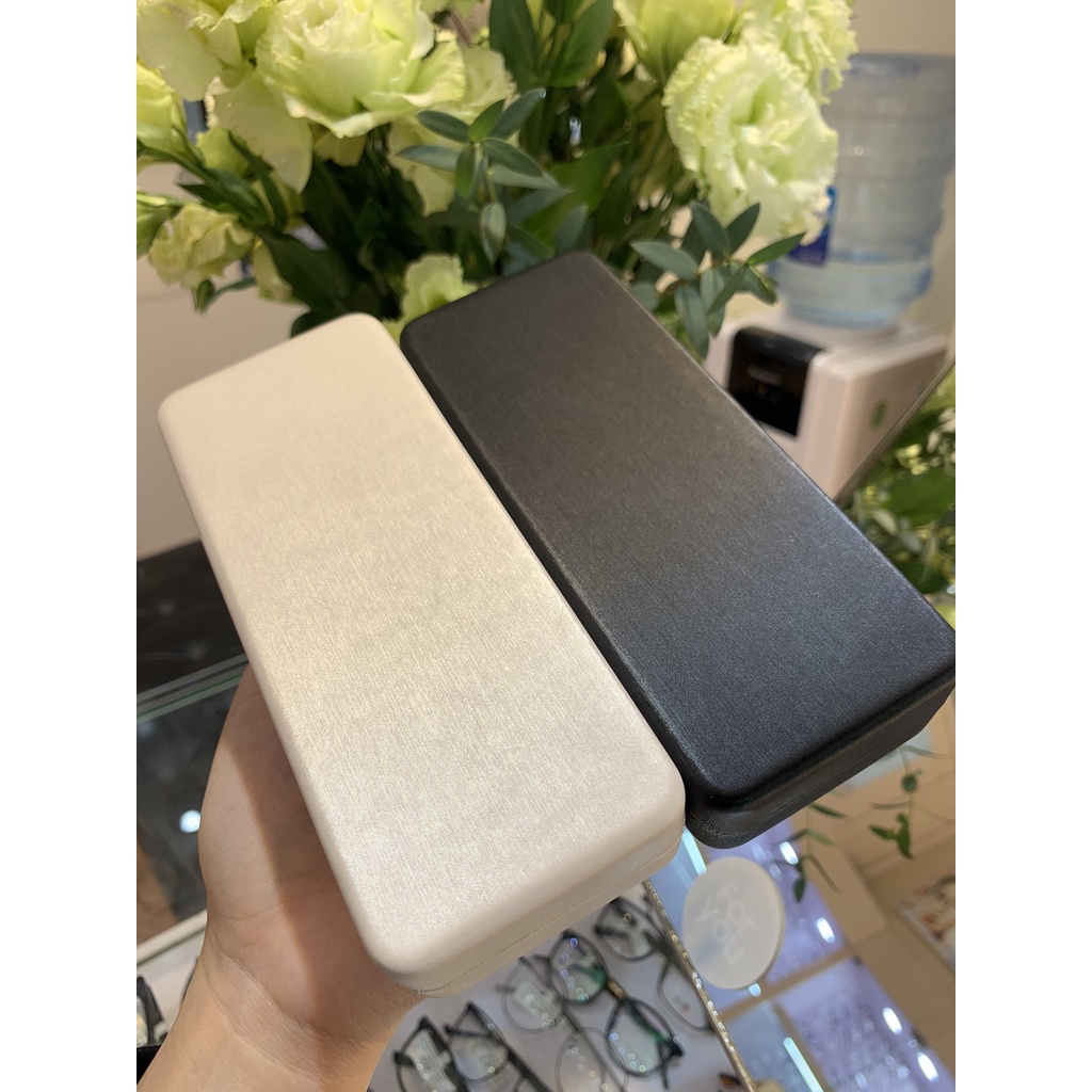 Hộp đựng kính lụa cao cấp thời trang và thanh lịch màu đen và be