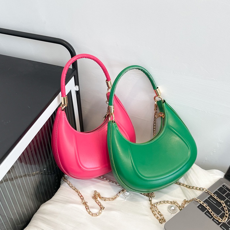 Túi đeo dưới cánh tay Hình Bán Nguyệt Phối Khóa Kim Loại Cá Tính Thời Trang Xuân Hè 2022