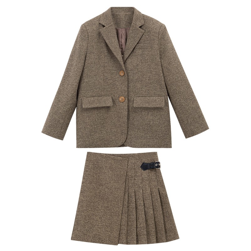 Set áo blazer và váy xếp ly phong cách mùa thu