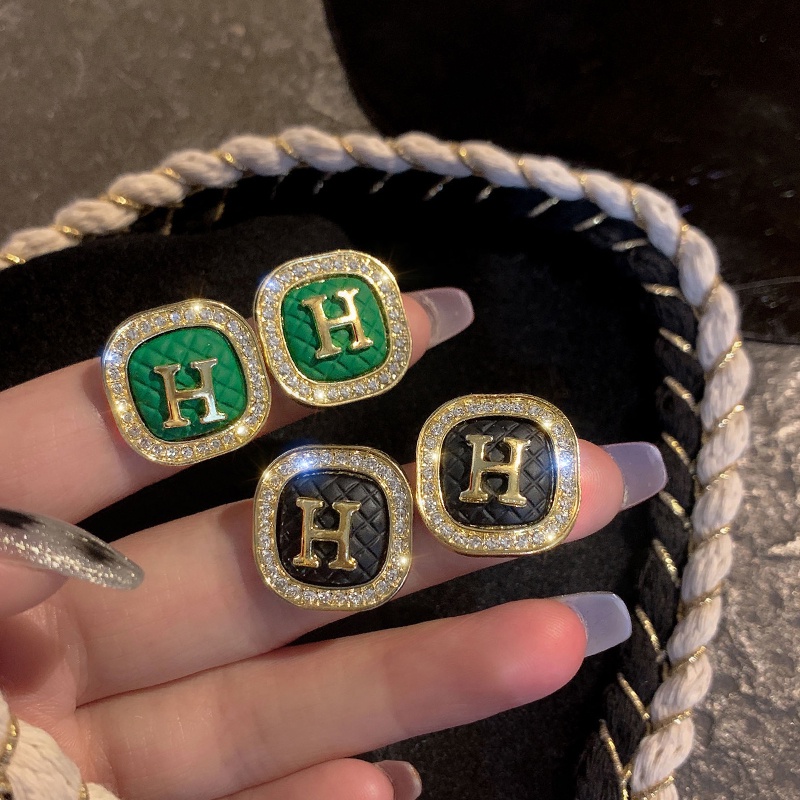 Hoa tai hình chữ cái thời trang thu đông