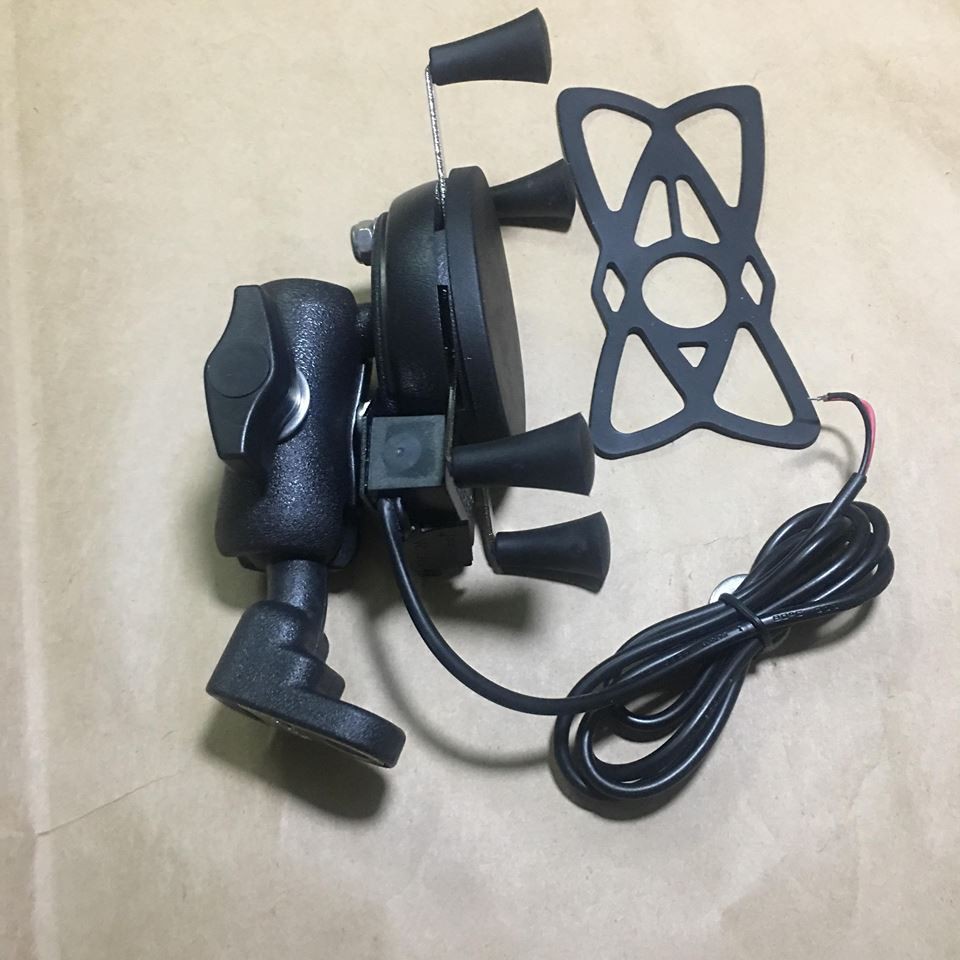 Giá đỡ điện thoại có sạc loại chân nhựa