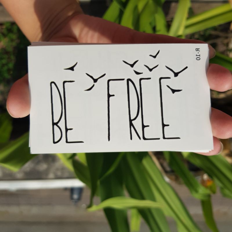 Hình xăm chữ &quot;be free&quot; r10. Xăm dán tatoo mini tạm thời, size &lt;10x6cm