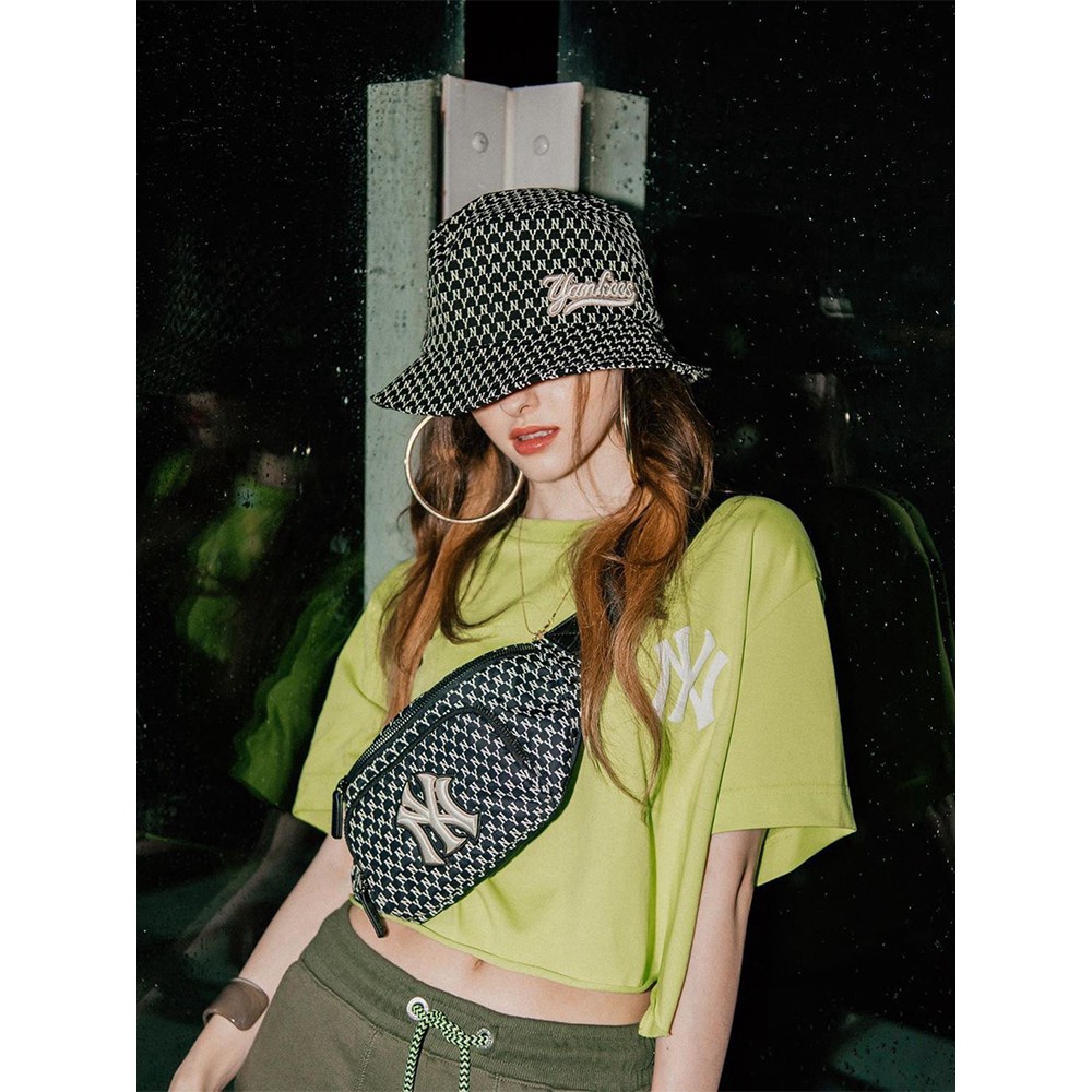 Túi đeo chéo ngực thêu họa tiết độc đáo phong cách Hàn Quốc