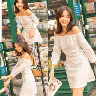 Váy trắng trễ vai đan dây eo