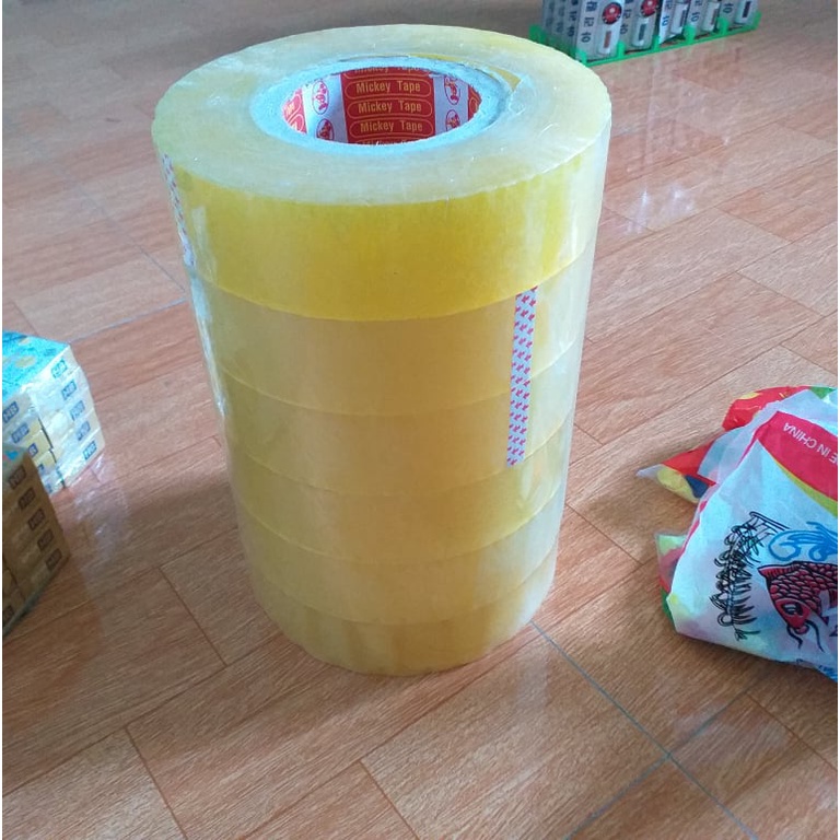 Một cây băng dính dùng trong việc đóng hàng,dán thùng nhà trường,dân văn phòng .