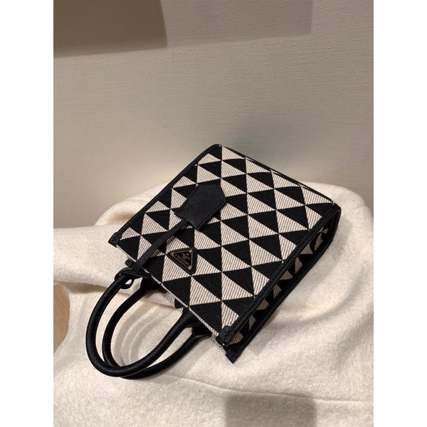 Túi 𝑴𝒊𝒐𝒄𝒓𝒂 𝑲𝒐𝒍𝒚 nền họa tiết