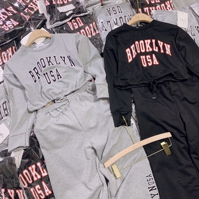 Bộ quần jogger bo gấu dài tay dáng croptop in chữ chất liệu da cá