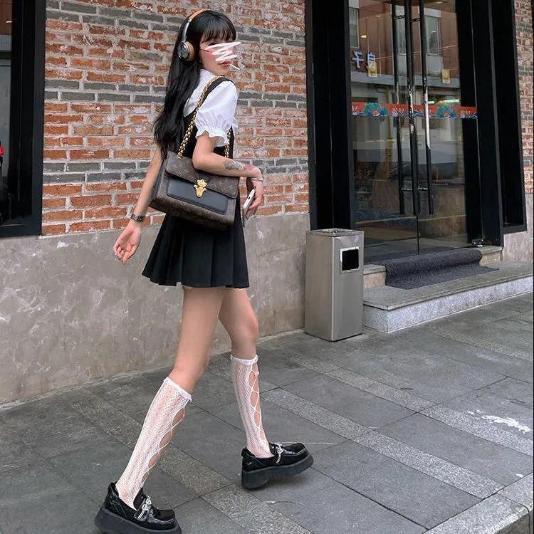 Bộ Áo Sơ Mi Tay Phồng + Đầm Yếm Màu Đen Xếp Ly Phong Cách Thời Trang Dành Cho Nữ