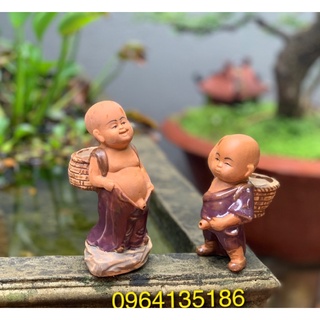 Tượng a e chú tiểu đứng tè tiểu cảnh phun nước gốm sứ Bát Tràng