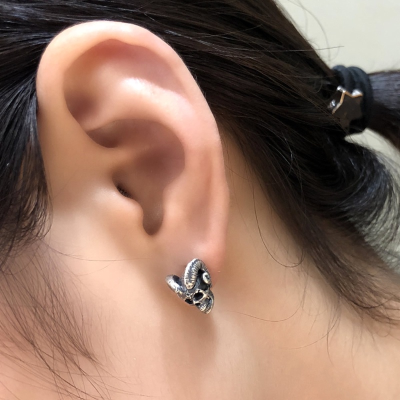 Khuyên tai hình đầu lâu và sừng dê độc đáo
