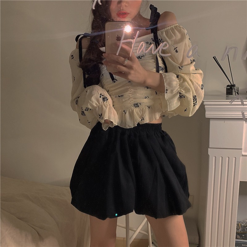 Áo 2 dây cột sơ mi croptop màu kem hoa trễ vai hở xương quai xanh + quần short ngắn lưng thun ống rộng đen ulzzang