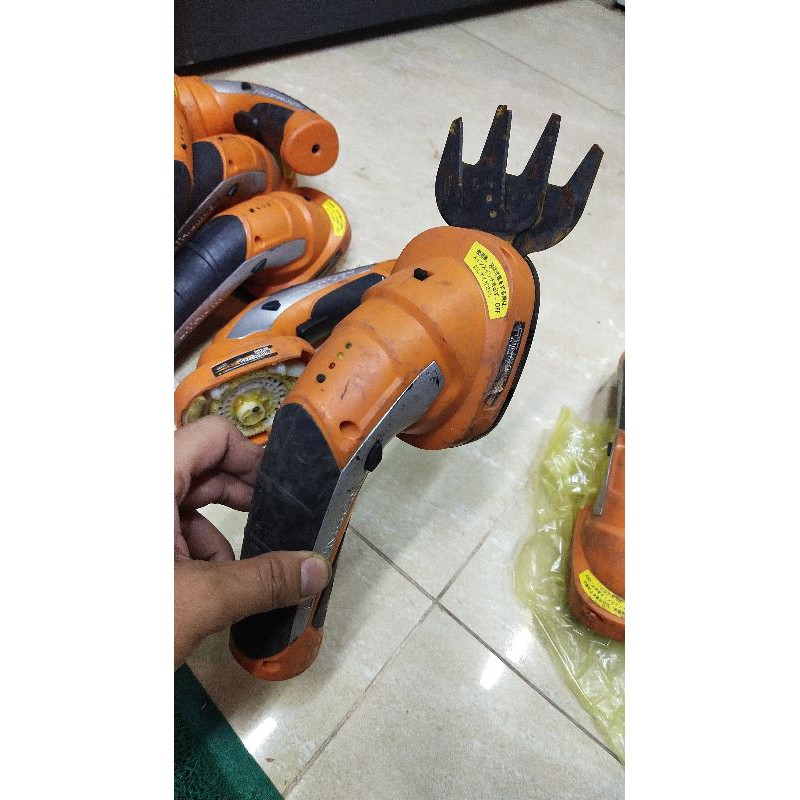 Xác máy tỉa cành như ảnh, không có lưỡi!