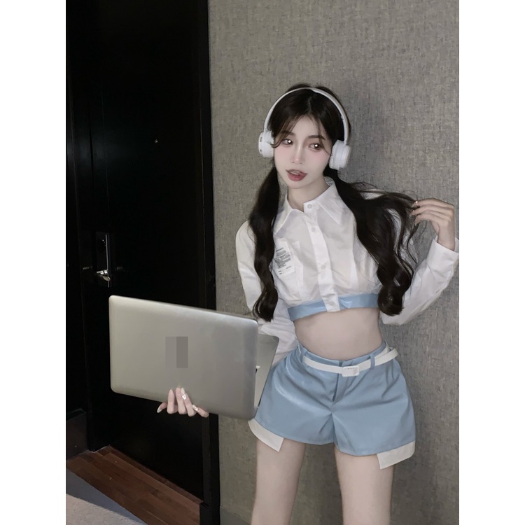 Set áo croptop sơ mi tay dài trắng cổ bẻ cài nút xanh hở eo bụng rốn váy da quần ngắn lưng cao kèm dây nịch hot girl