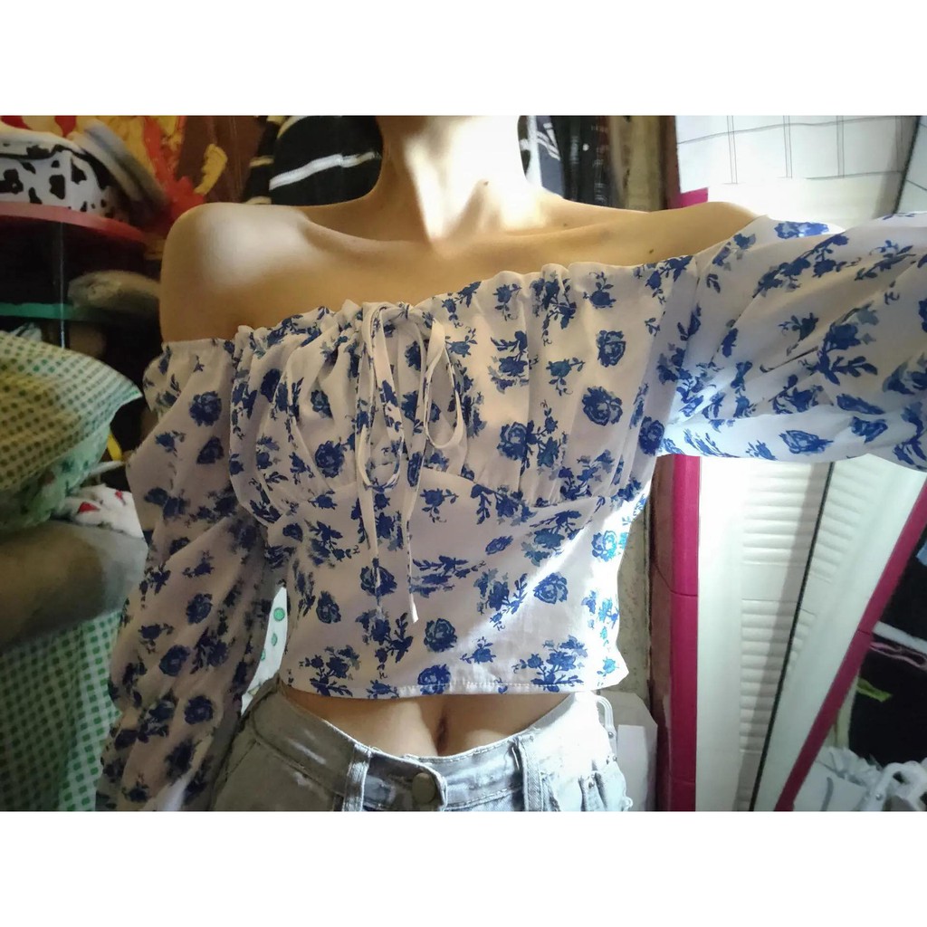 Áo croptop hở vai tay bồng hoa nhí siêu sexy - ĐỢI NHẬP HÀNG 8-10 NGÀY