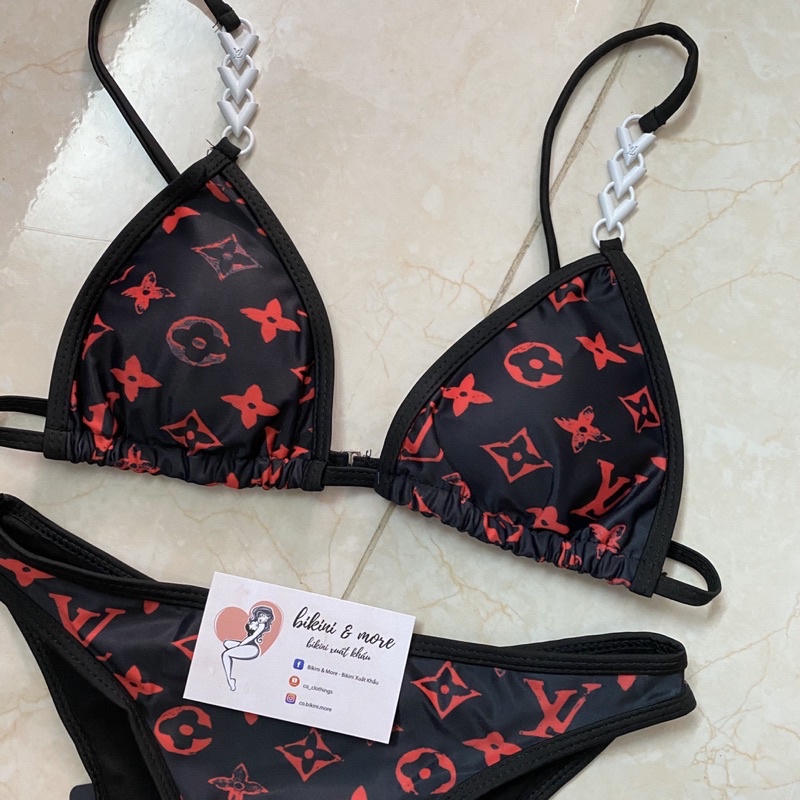 [BKN1377] &lt;BRAND&gt; SET BIKINI LV CHAIN ĐEN CHỮ ĐỎ