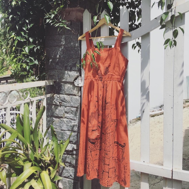Đầm Linen hoạ tiết vẽ tay