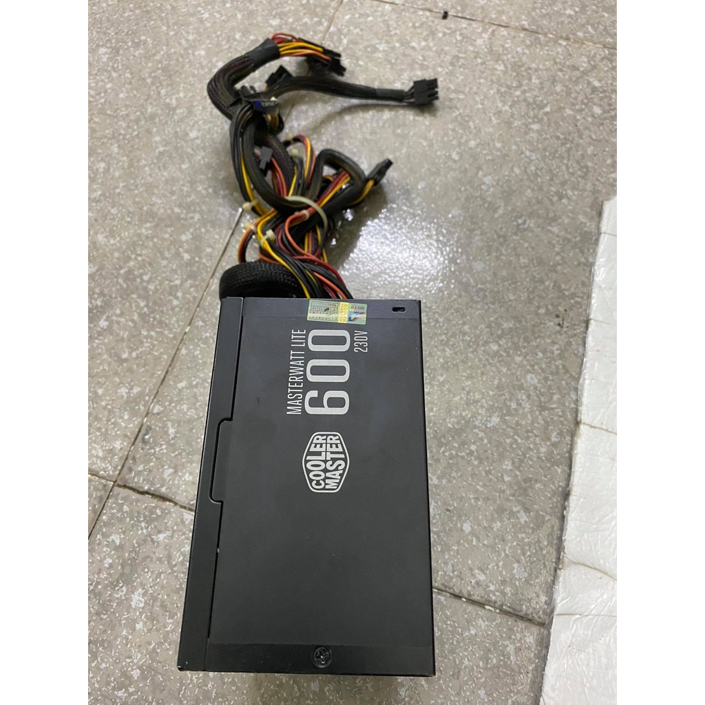 Nguồn gắn máy tính bàn  600W công xuất thực xịn xò. còn đẹp keng.