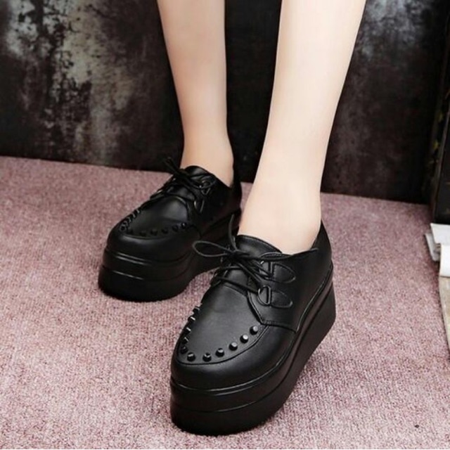 Giày bánh mì đinh tán 