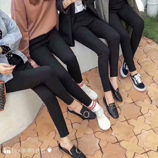 Quần kaki trơn và rách