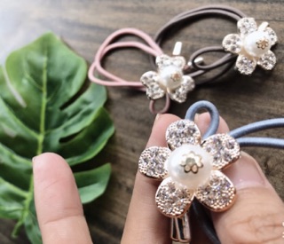 Cột tóc hoa mai đính đá sang chảnh