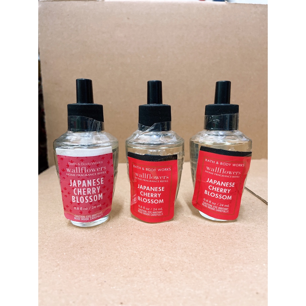 1 chai Tinh dầu xông thơm phòng Bath & Body Works Wallflower Home Fragrance Refills 24ml