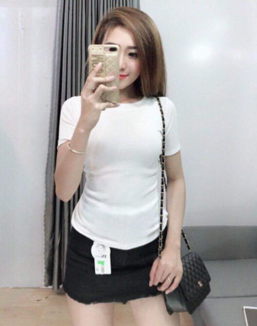 Áo thun gân tay ngắn.