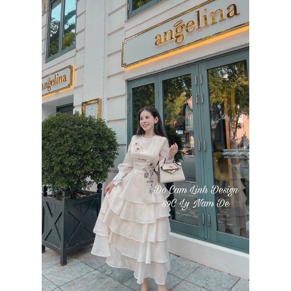 Váy tầng thêu hoa.