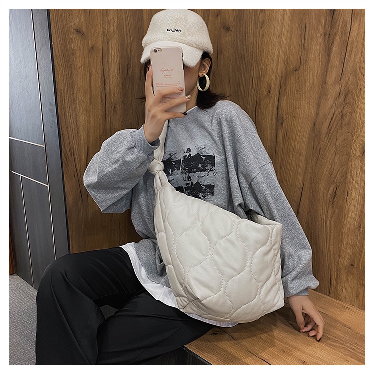 Túi đeo chéo chần bông buộc quai unisex Crossbody Bag