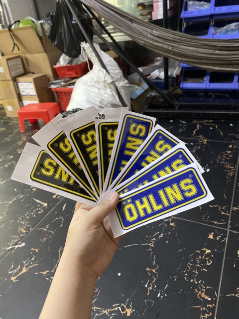 Tem xe chữ OHLINS dán mọi nơi luôn keo
